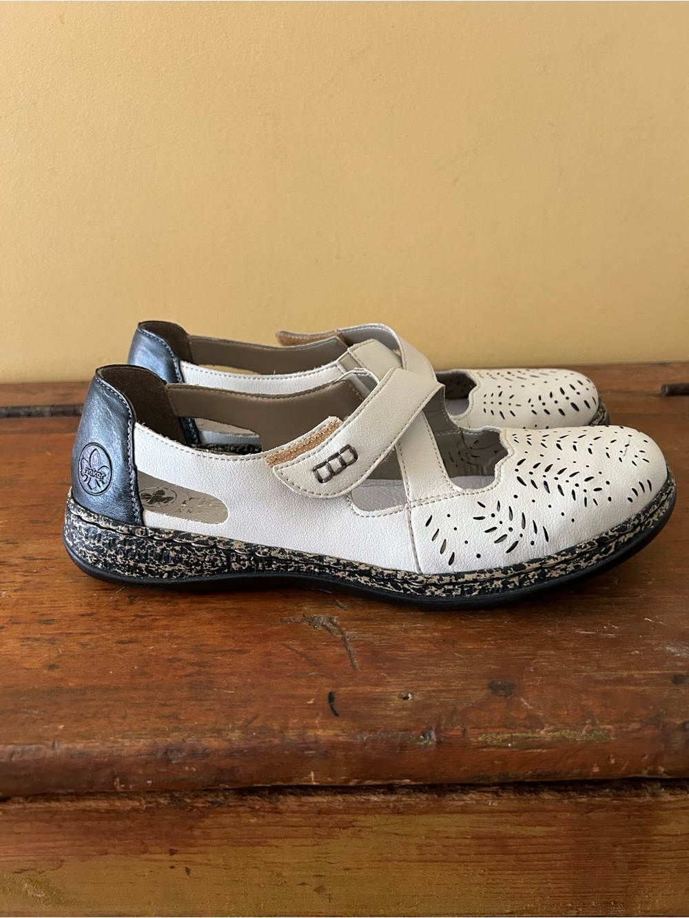 Rieker White & Black Leather Daisy Mary Jane Flats - Size 41 (9.5)